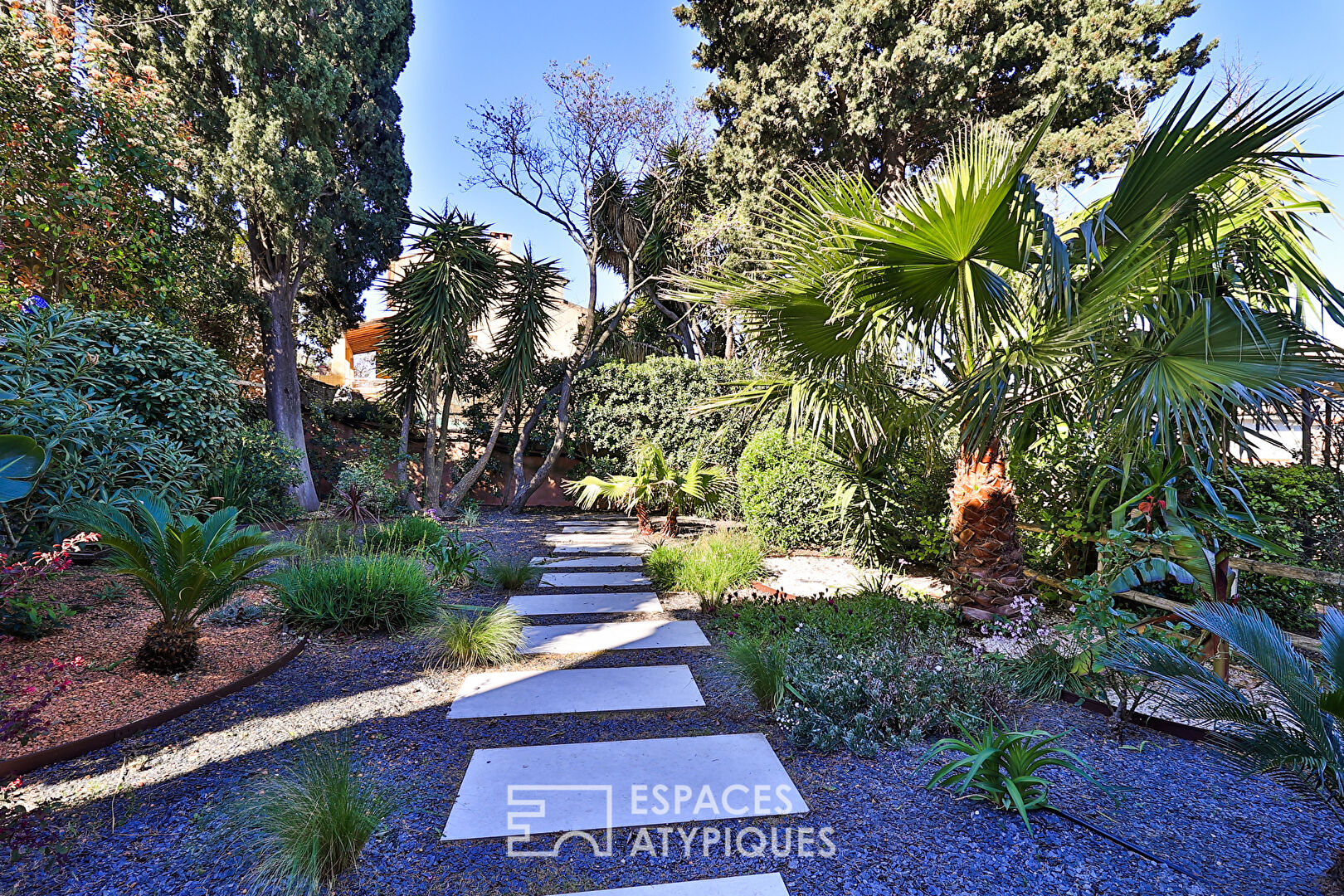 Large format family house in a nature park with swimming pool