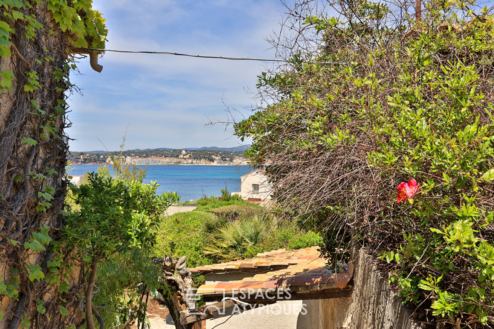 Mediterranean villa facing the sea