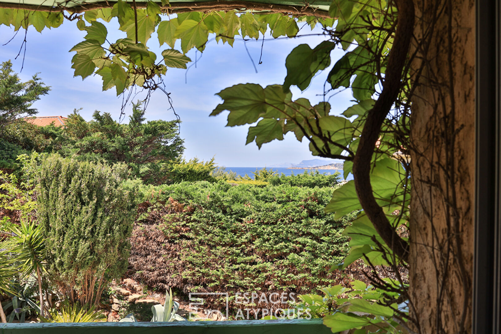 Mediterranean villa facing the sea