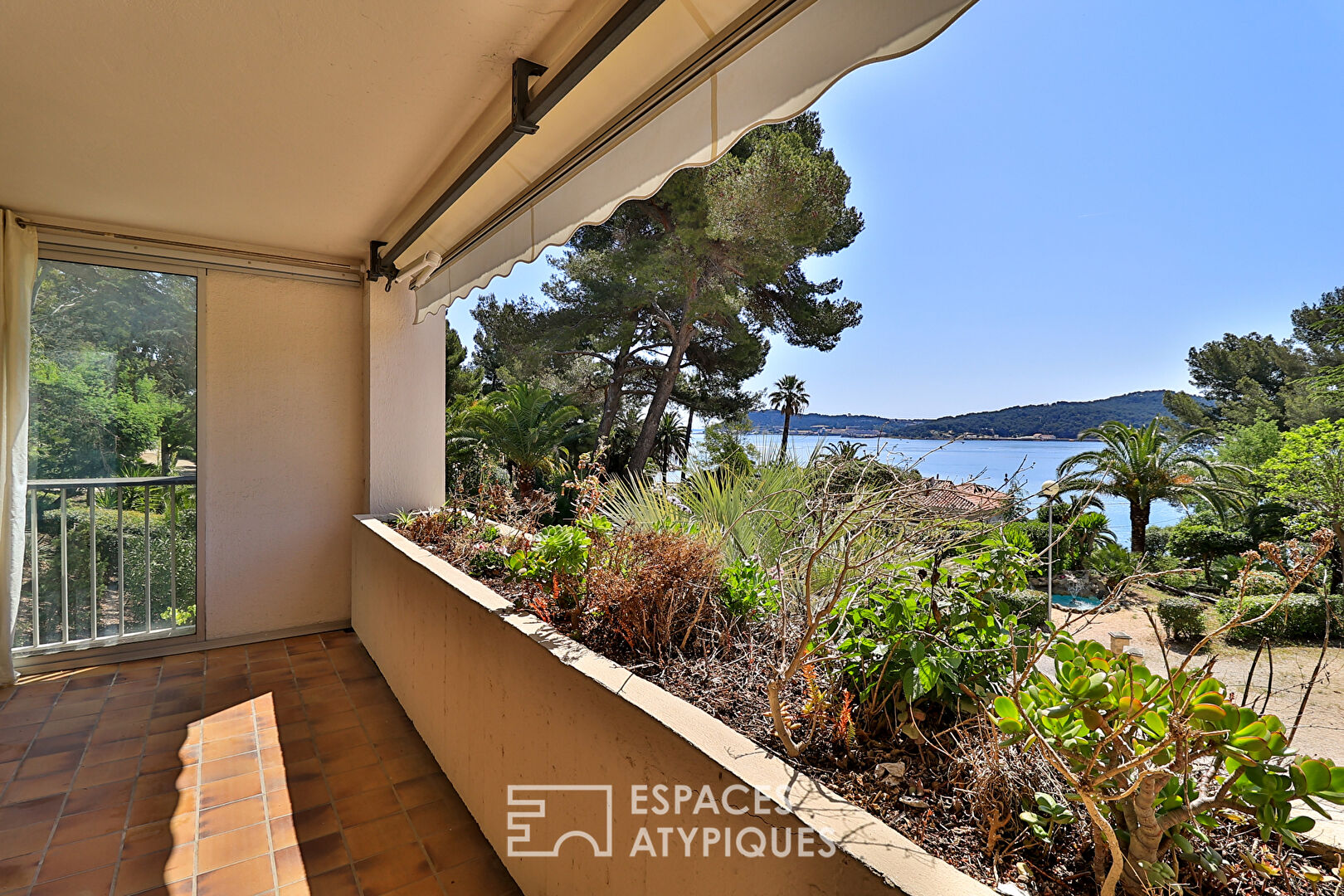 Seafront apartment and its terraces