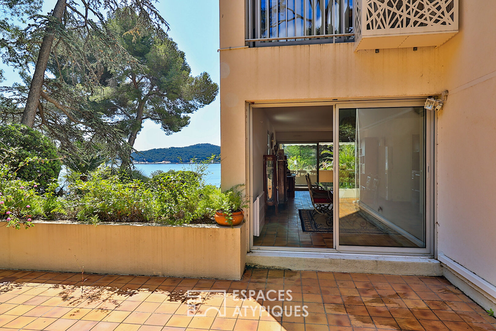 Seafront apartment and its terraces