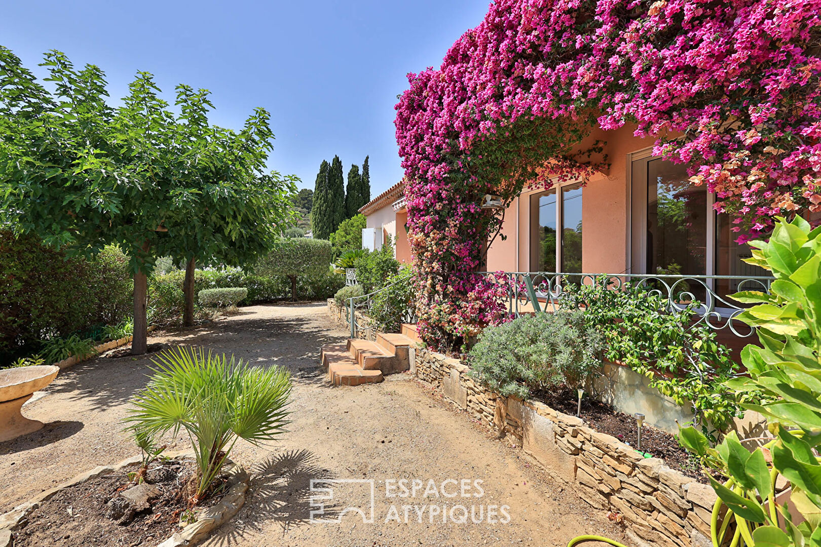 Charming single storey house with landscaped garden