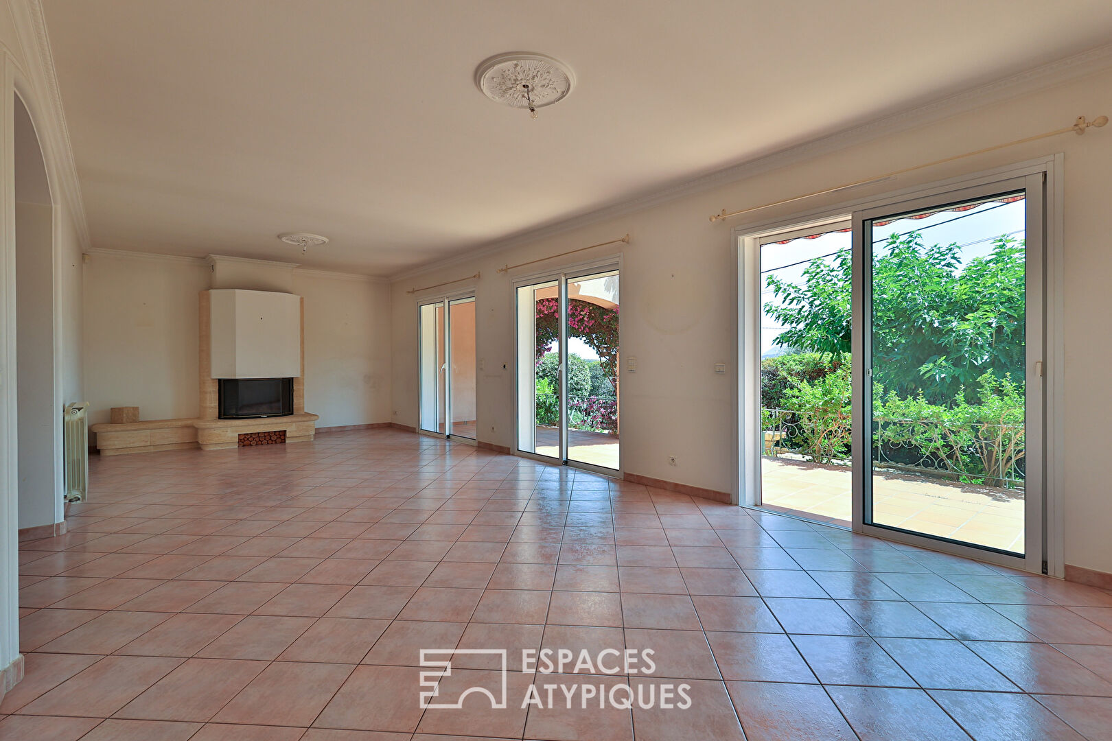 Charming single storey house with landscaped garden