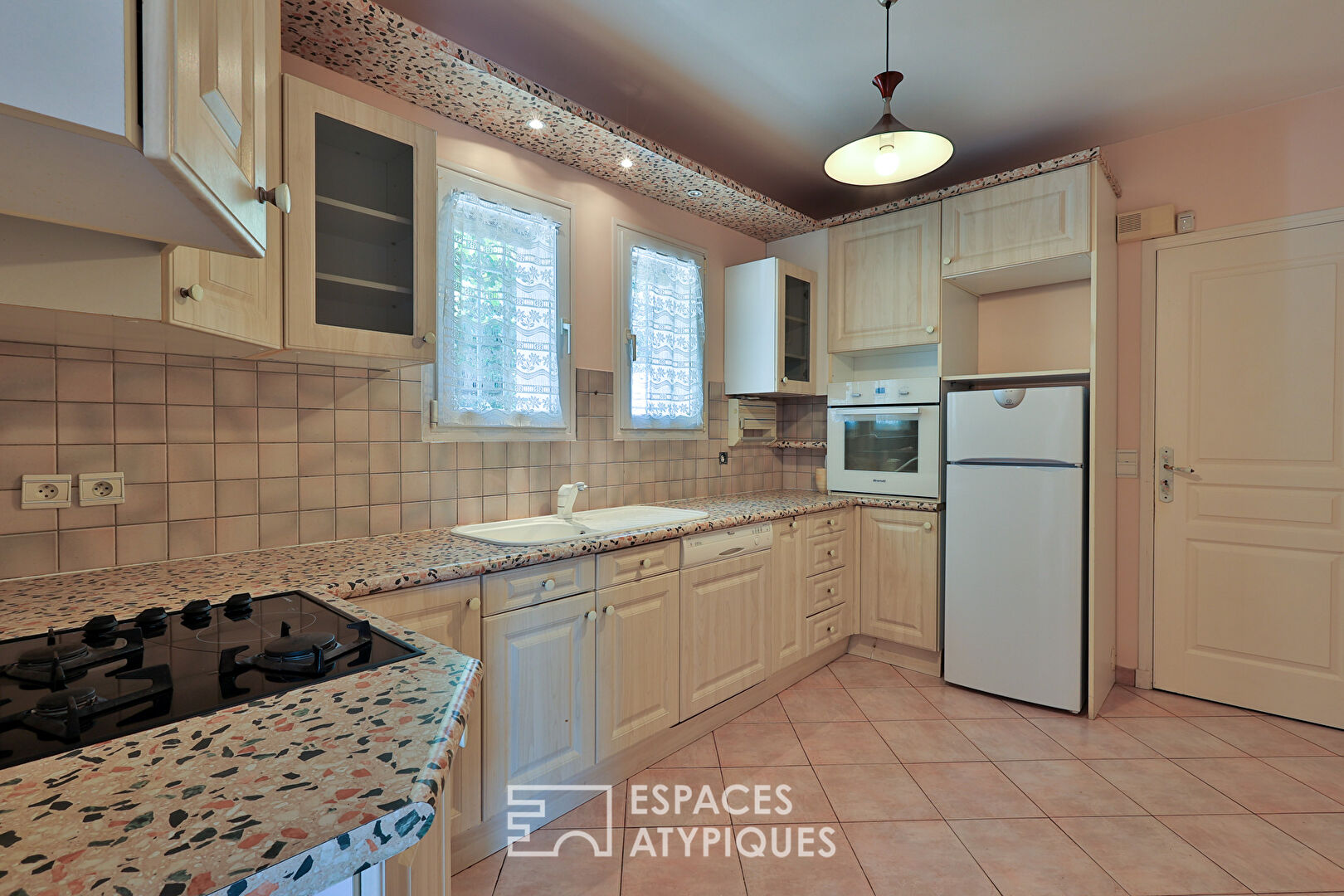 Charming single storey house with landscaped garden