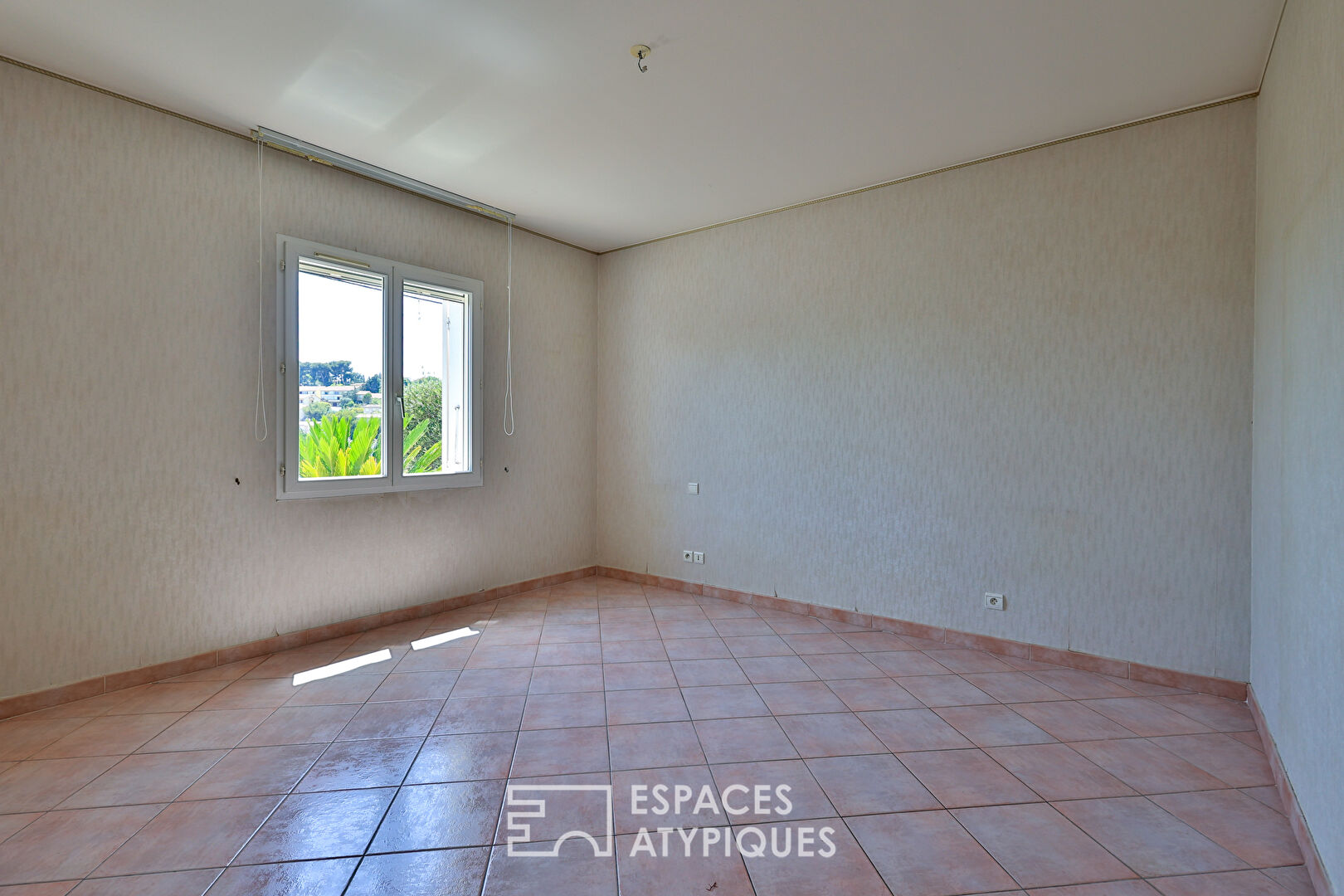 Charming single storey house with landscaped garden