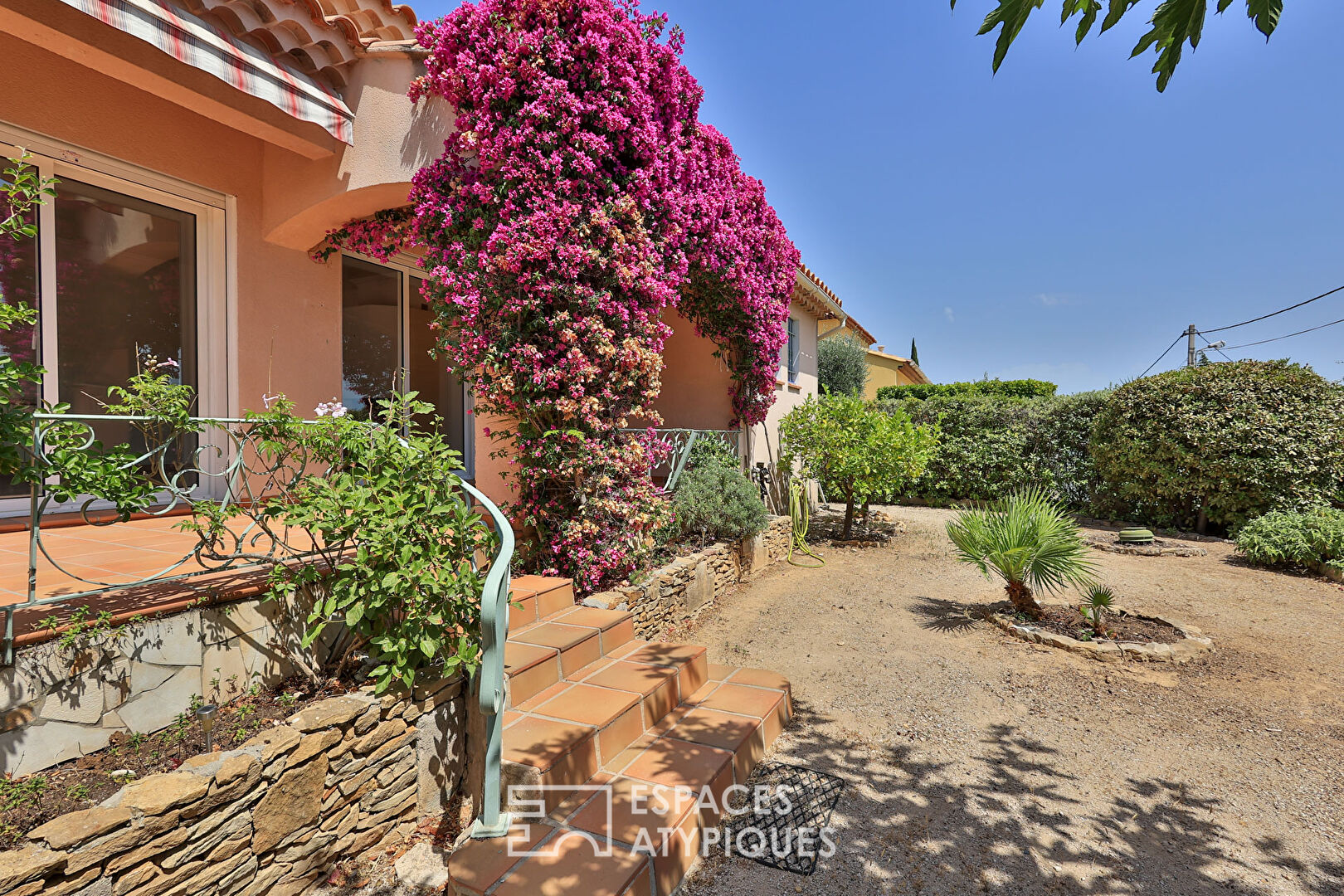 Charming single storey house with landscaped garden