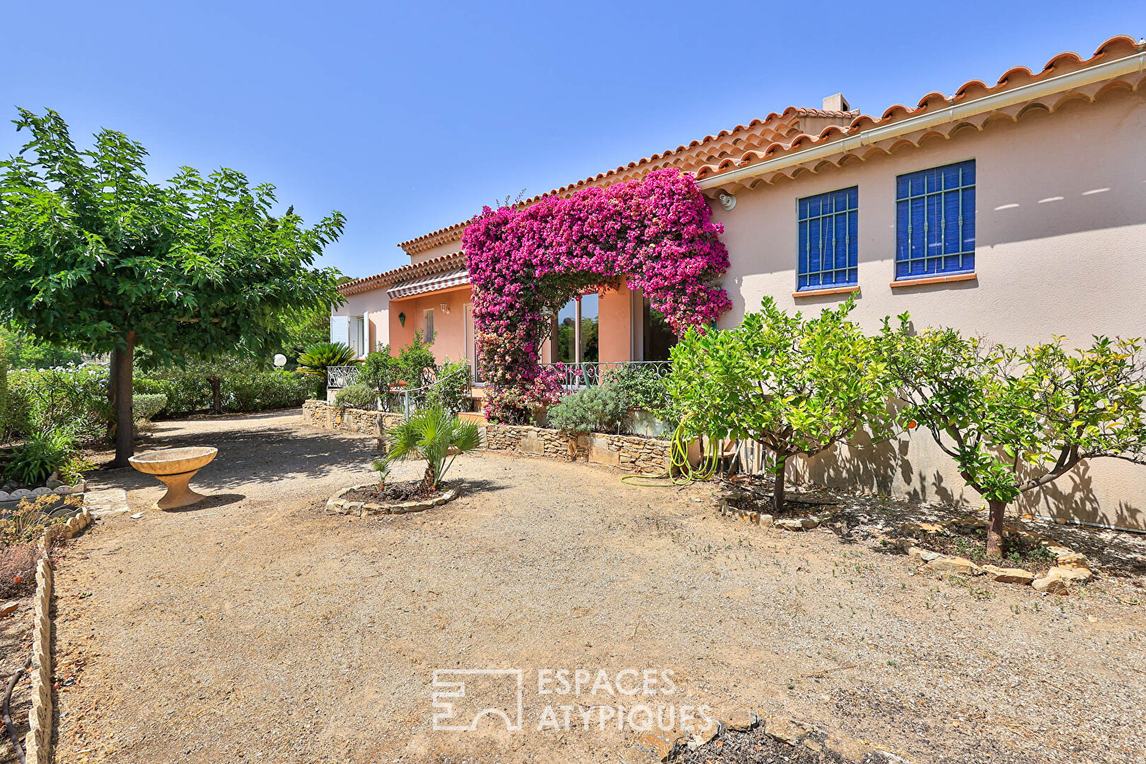 Charming single storey house with landscaped garden