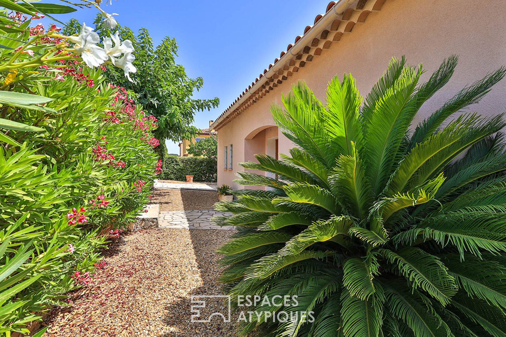 Charming single storey house with landscaped garden