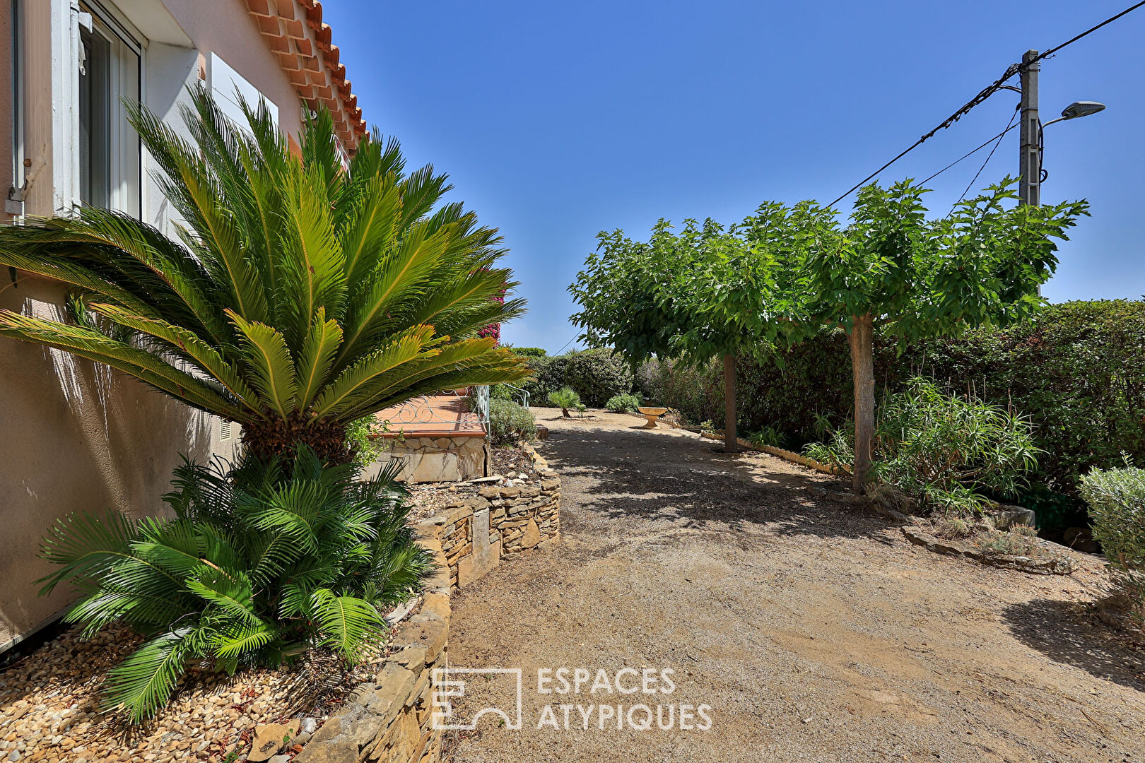 Charming single storey house with landscaped garden