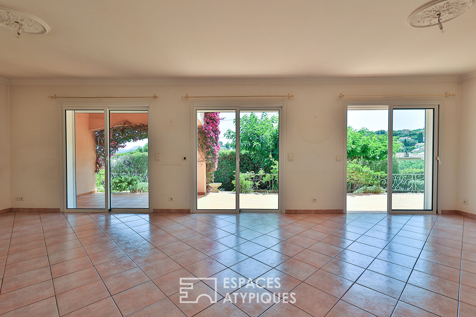 Charming single storey house with landscaped garden