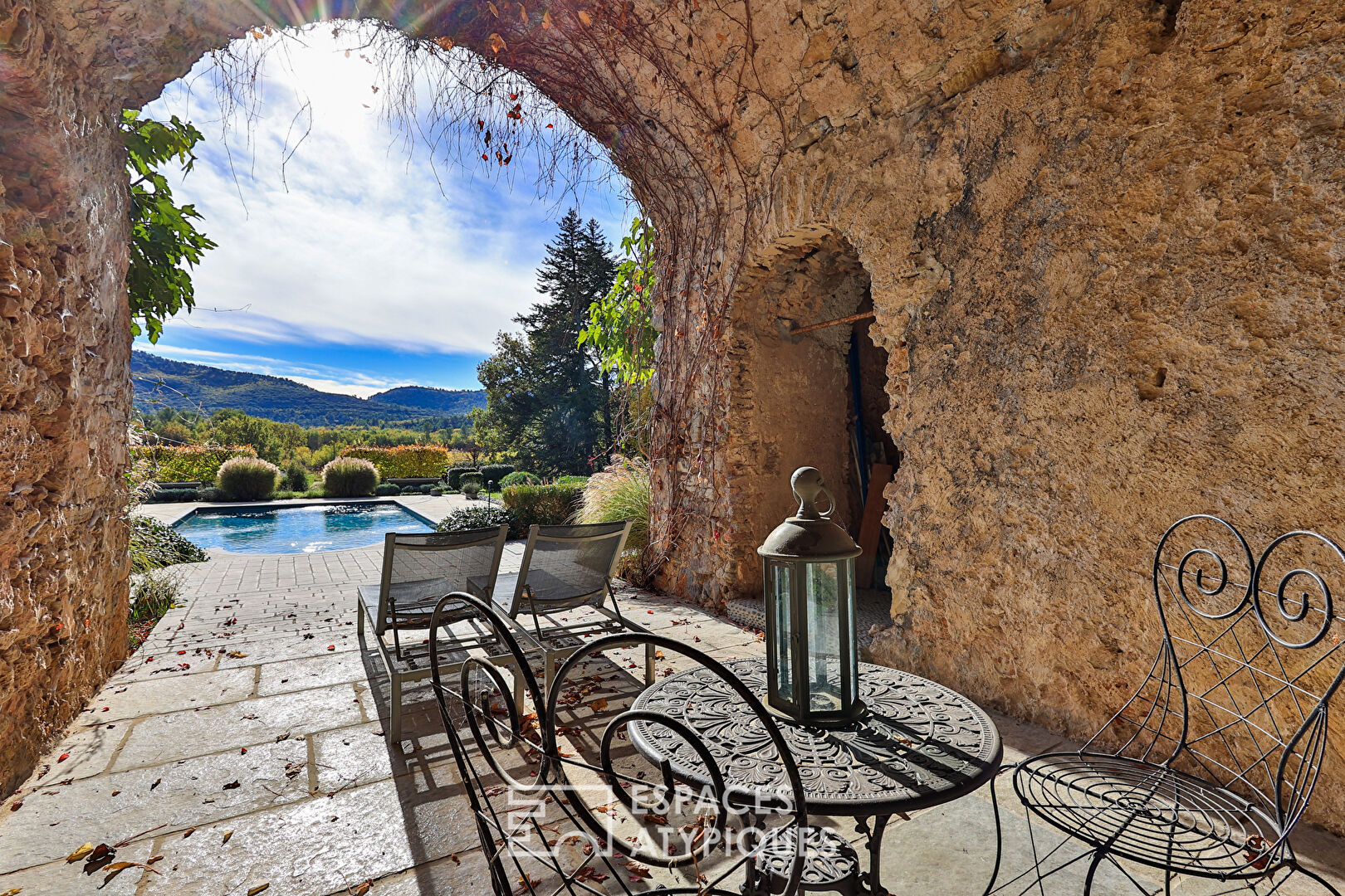 Exceptional castle, its outbuildings and its vineyard in Provence