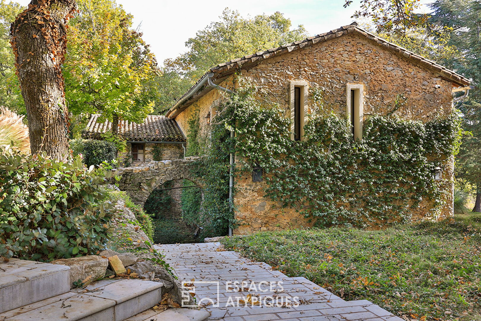 Exceptional castle, its outbuildings and its vineyard in Provence