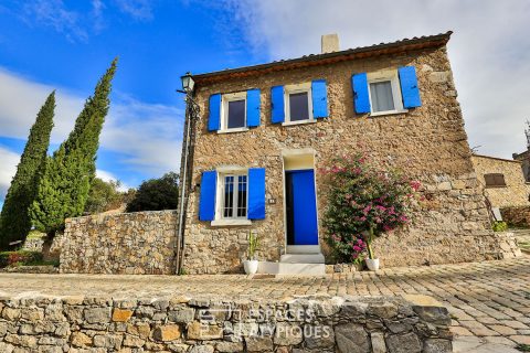 Bâtisse en pierre avec terrasse