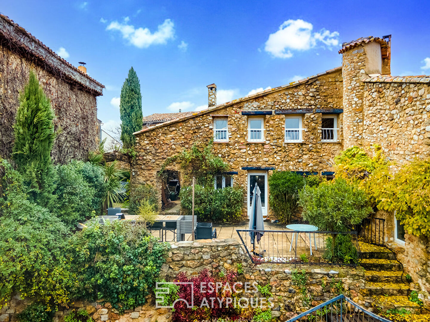 Maison atypique en pierre dans un environnement unique