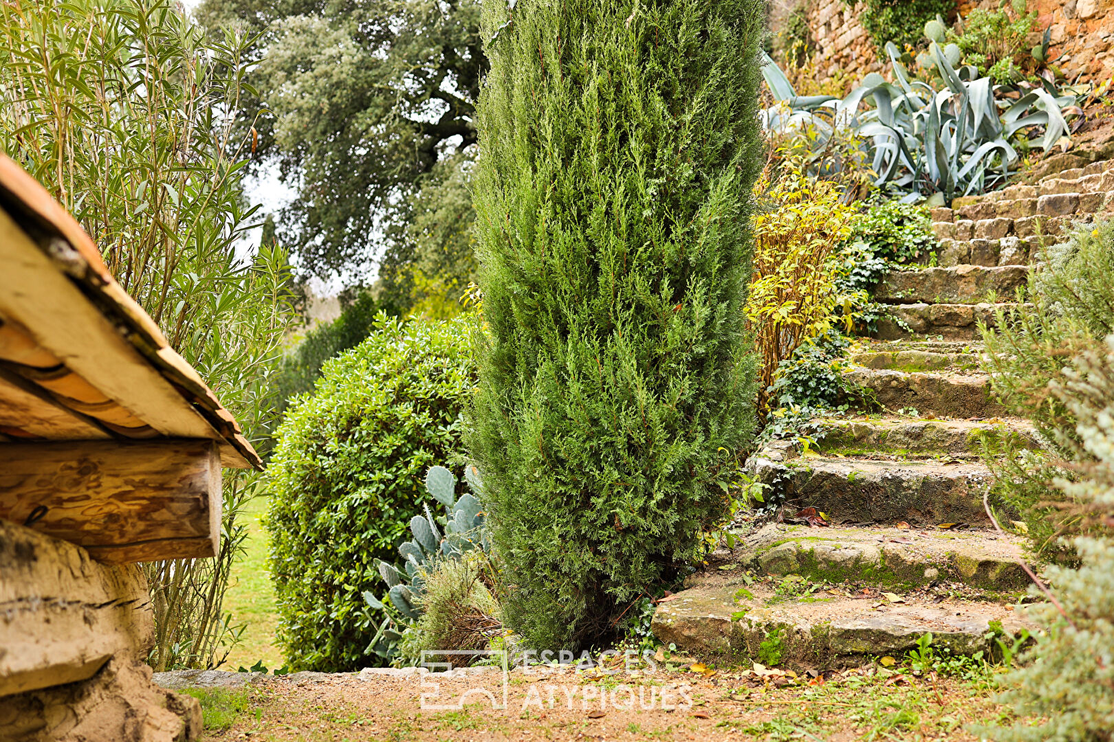 Maison atypique en pierre dans un environnement unique