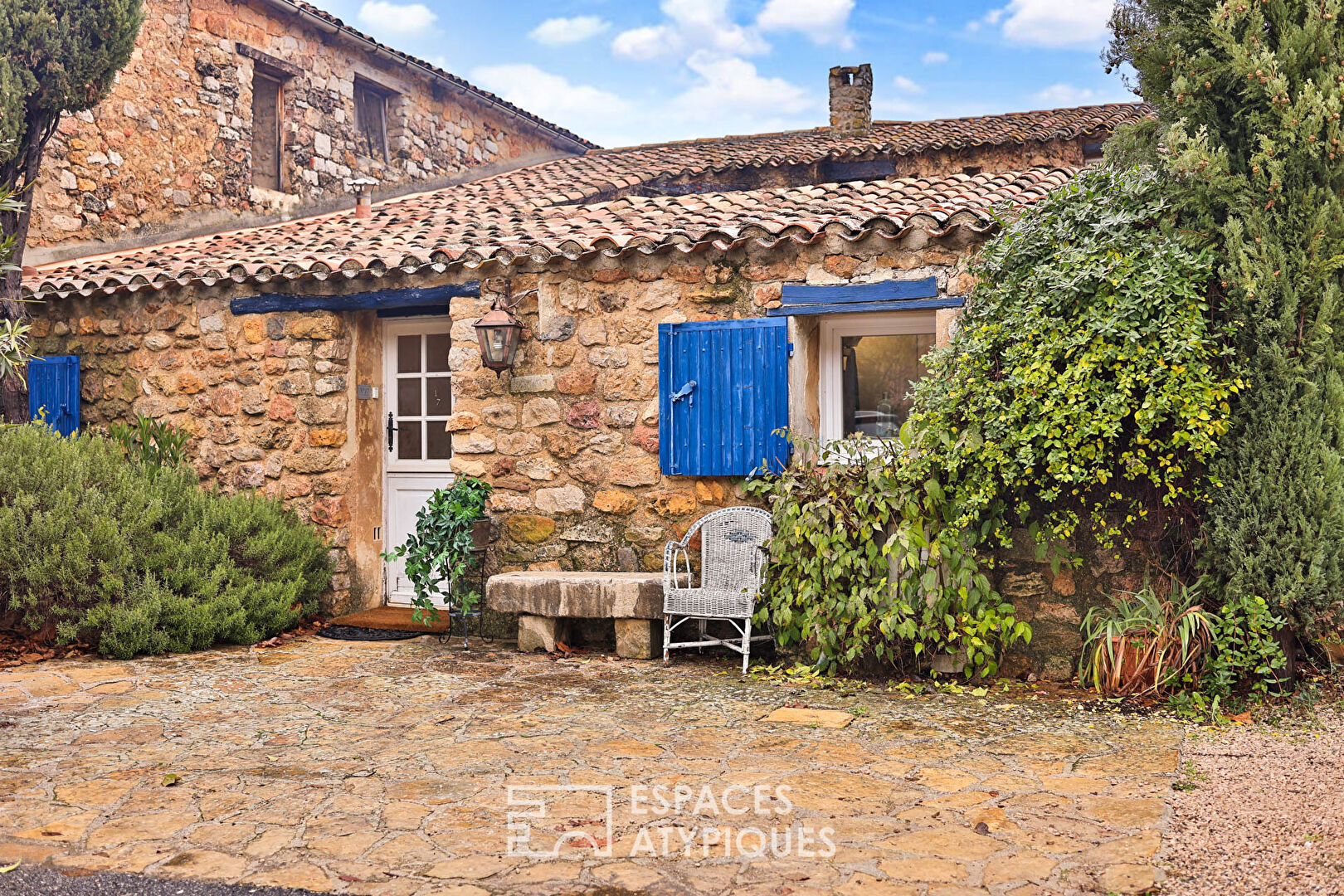 Maison atypique en pierre dans un environnement unique