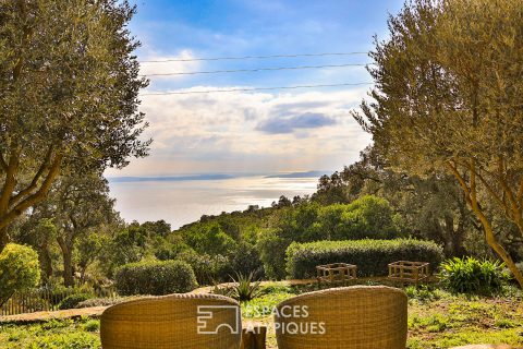 Cadre naturel époustouflant pour cette ferme du 17 ème face à la Méditerranée au Lavandou