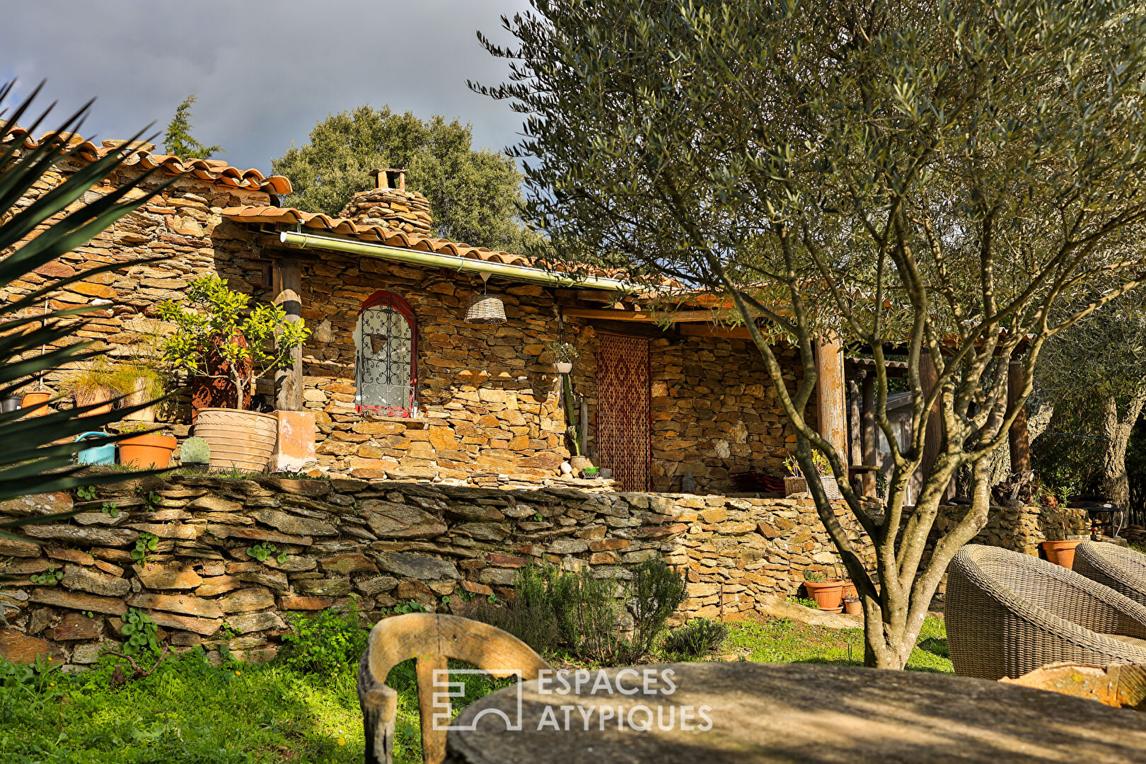 Stunning natural setting for this 17th century farmhouse facing the Mediterranean