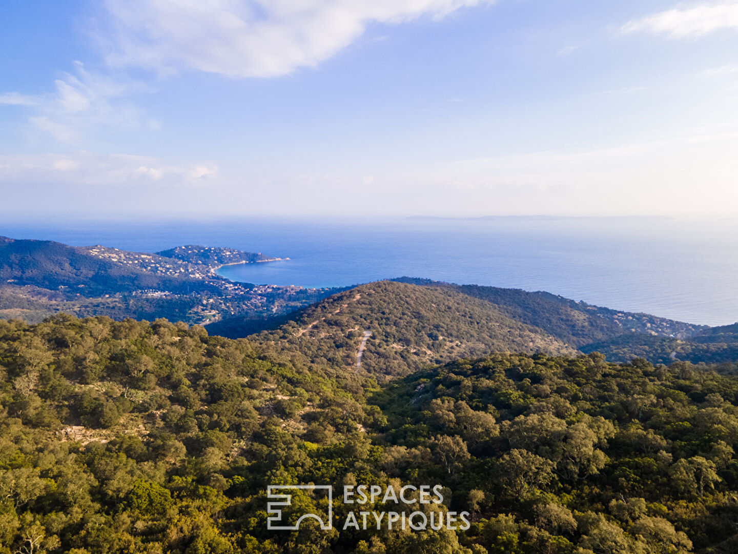 Cadre naturel époustouflant pour cette ferme du 17 ème face à la Méditerranée au Lavandou