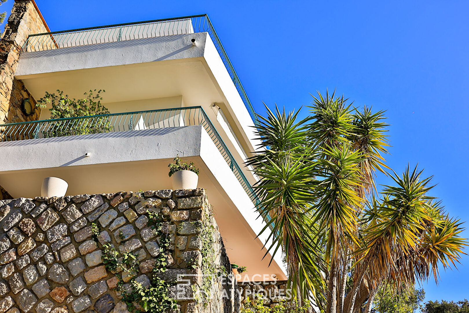 Vue mer et rooftop pour cette villa aux inspirations californiennes