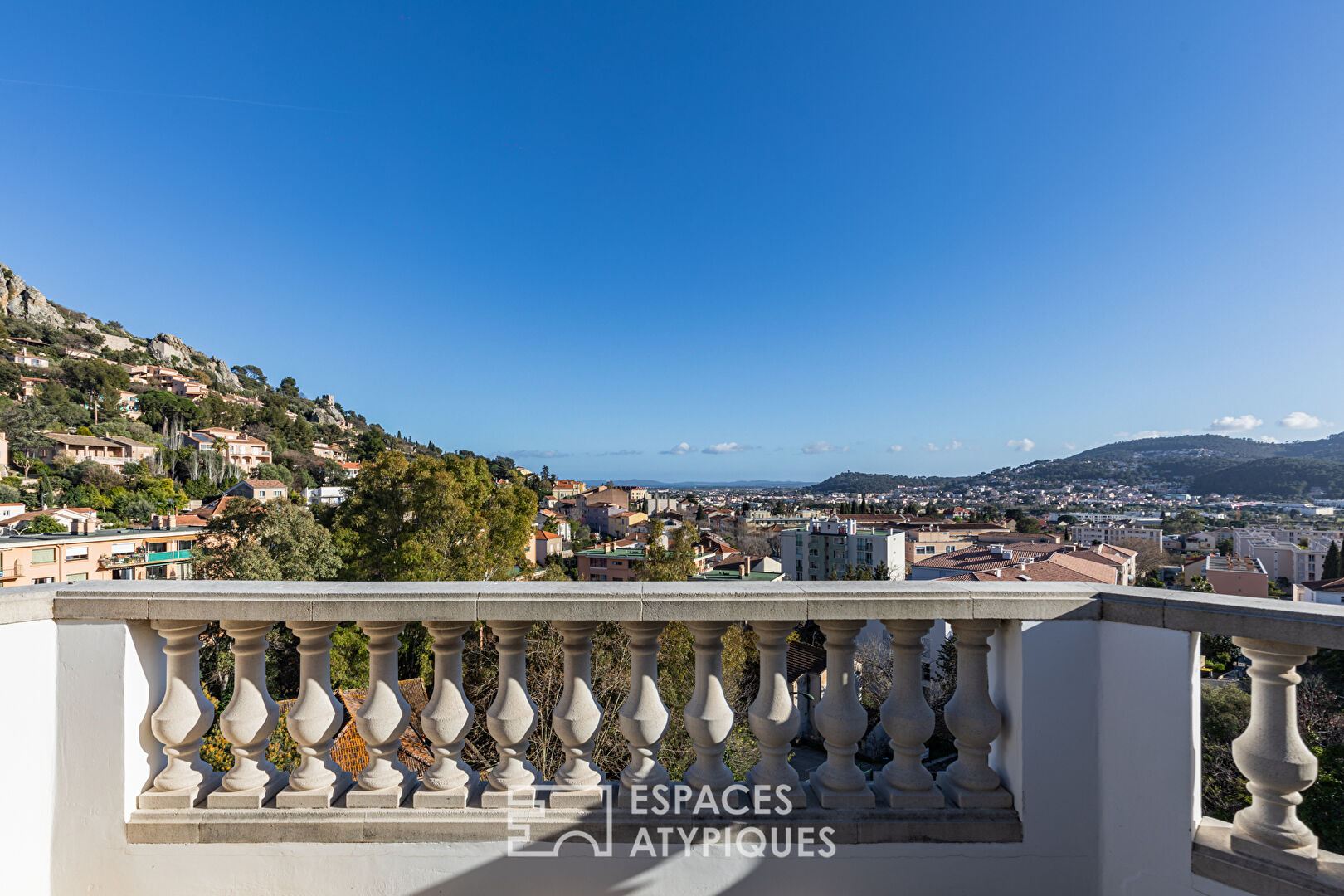 Duplex avec sa terrasse et sa vue mer lointaine