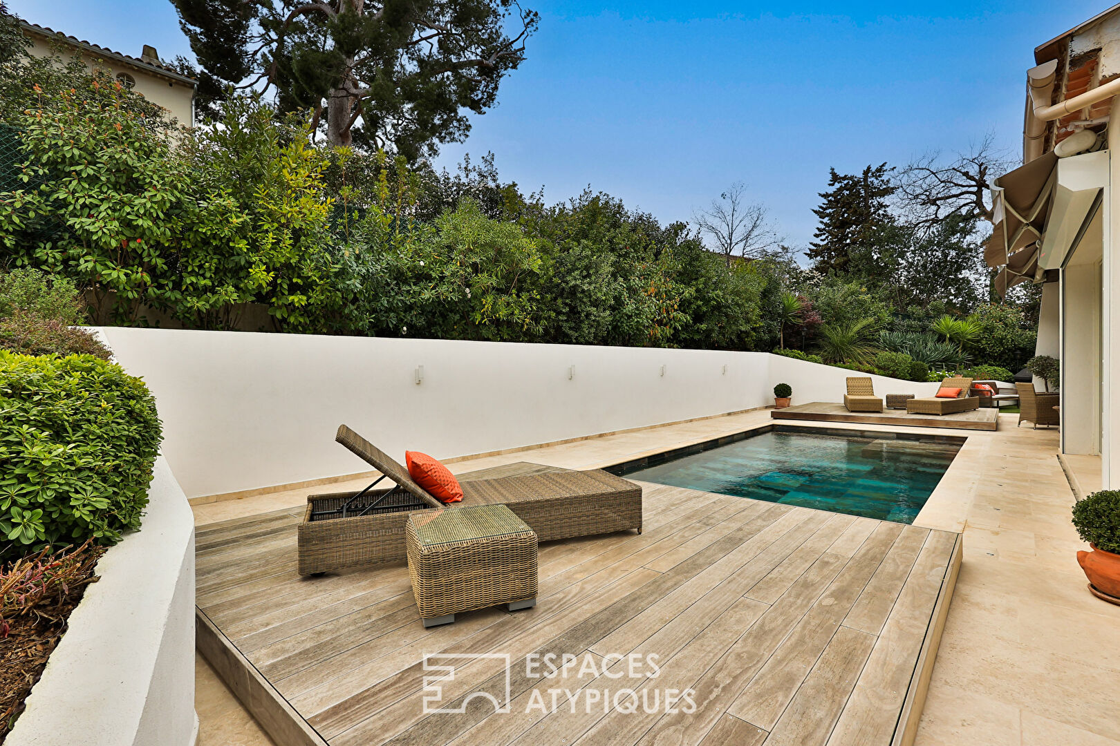 Provencal farmhouse revisited in contemporary with swimming pool