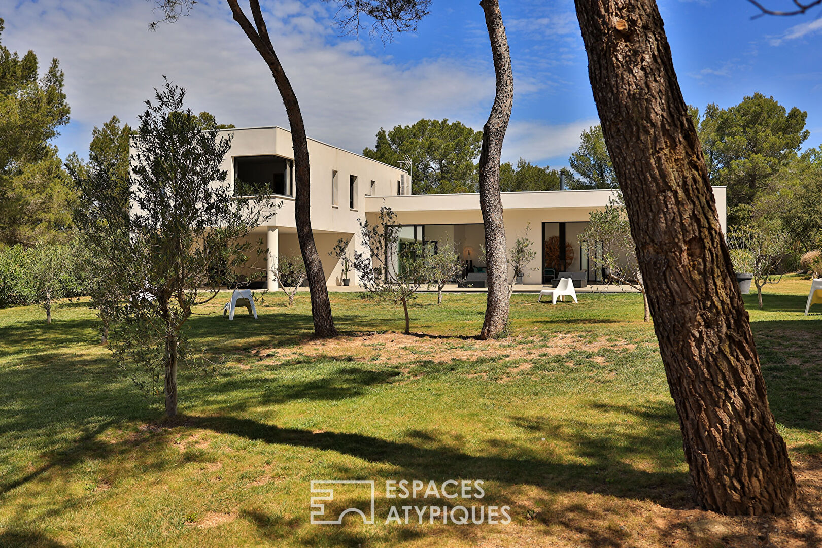 Design architect’s villa in a bubble of greenery