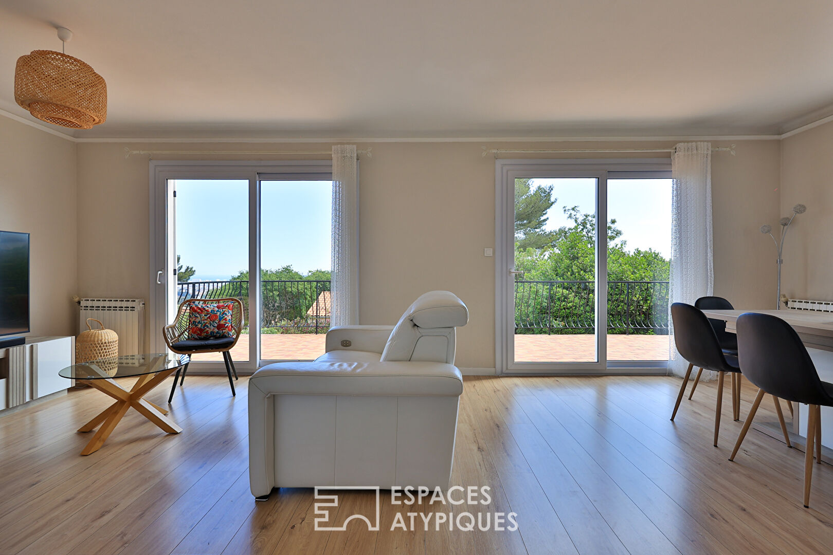 Ensemble de trois habitations vue mer