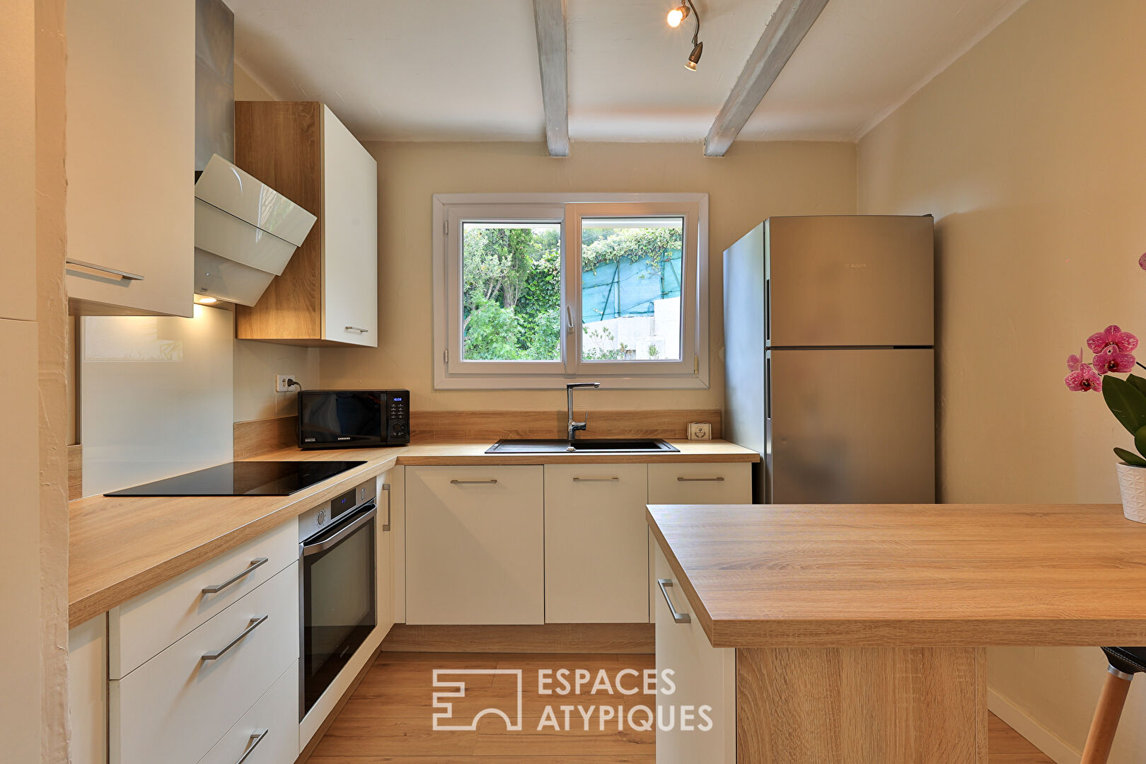 Ensemble de trois habitations vue mer