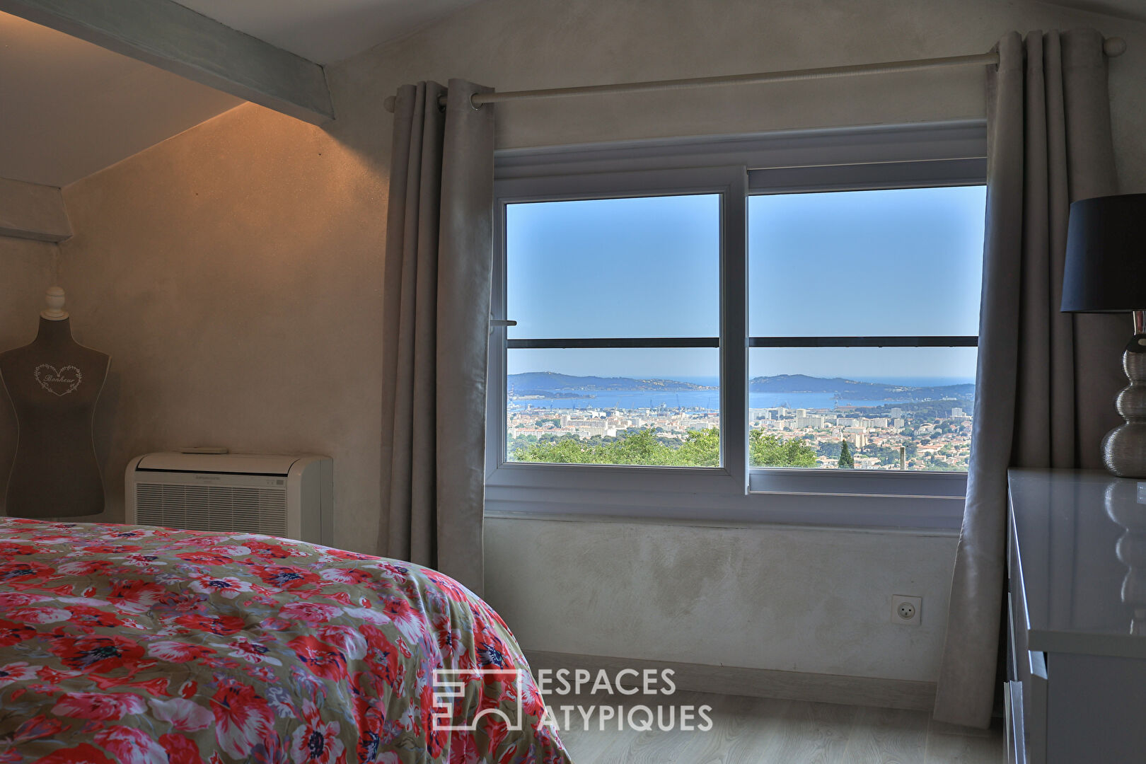 Ensemble de trois habitations vue mer