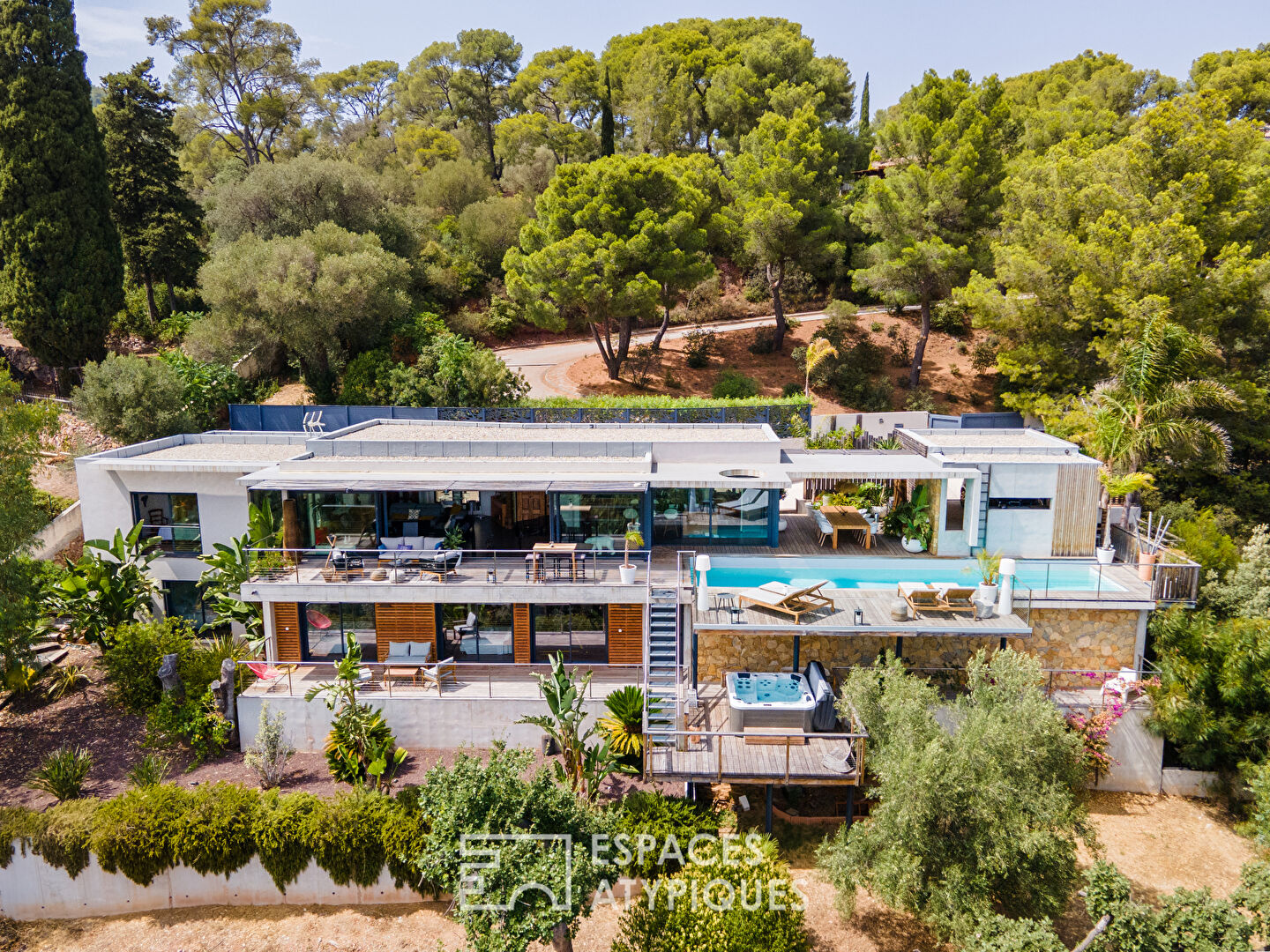 Contemporary villa overlooking the island of Porquerolles