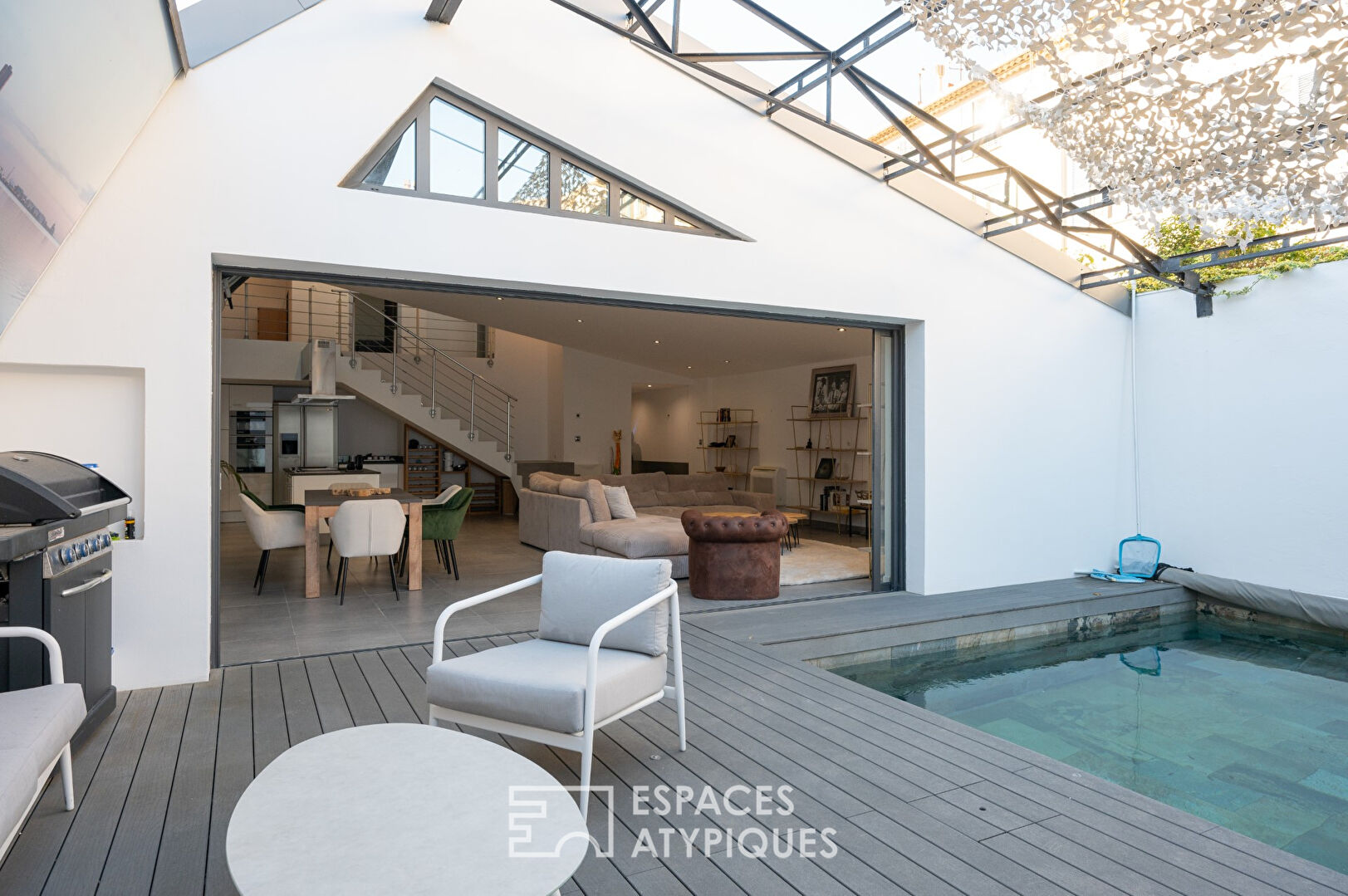 Loft in a former sports hall with outdoor terrace, swimming pool and garage
