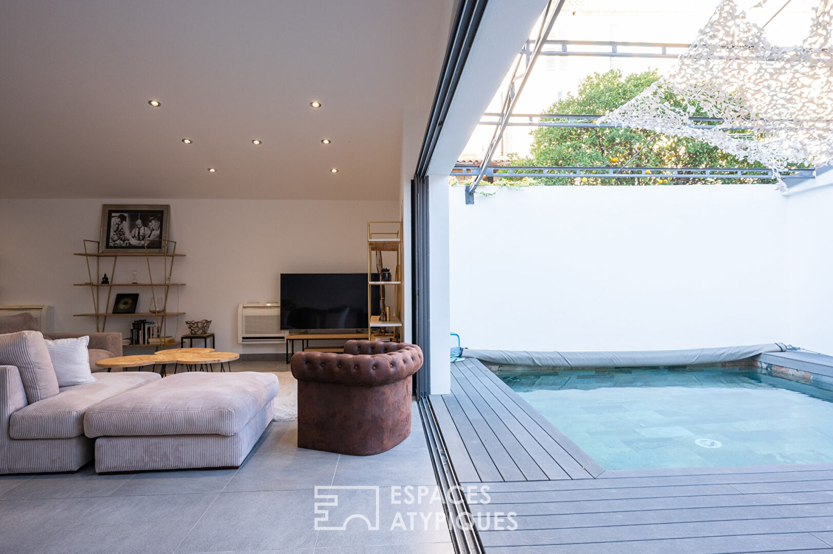 Loft in a former sports hall with outdoor terrace, swimming pool and garage