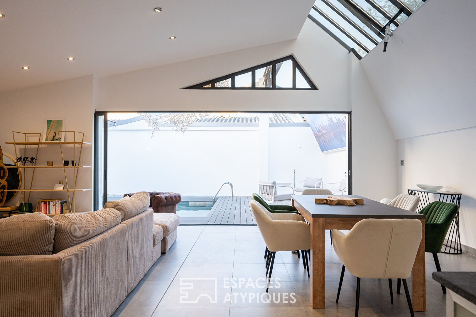 Loft in a former sports hall with outdoor terrace, swimming pool and garage