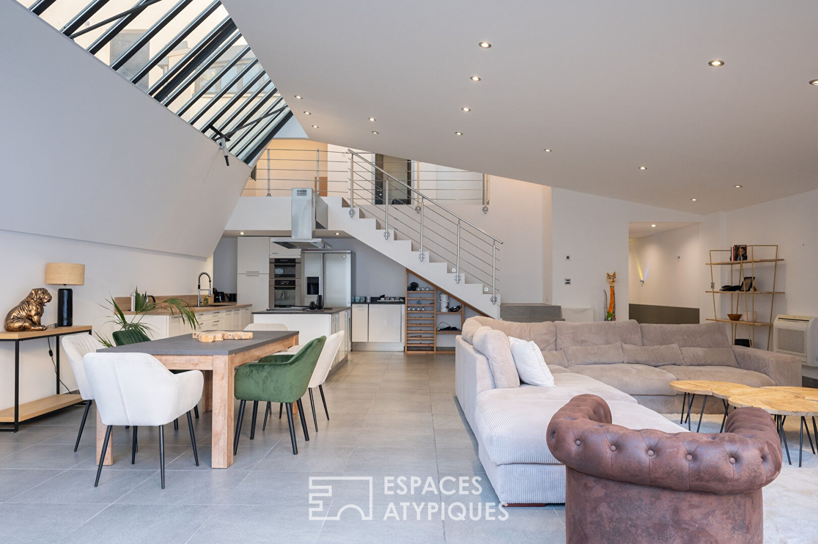 Loft in a former sports hall with outdoor terrace, swimming pool and garage
