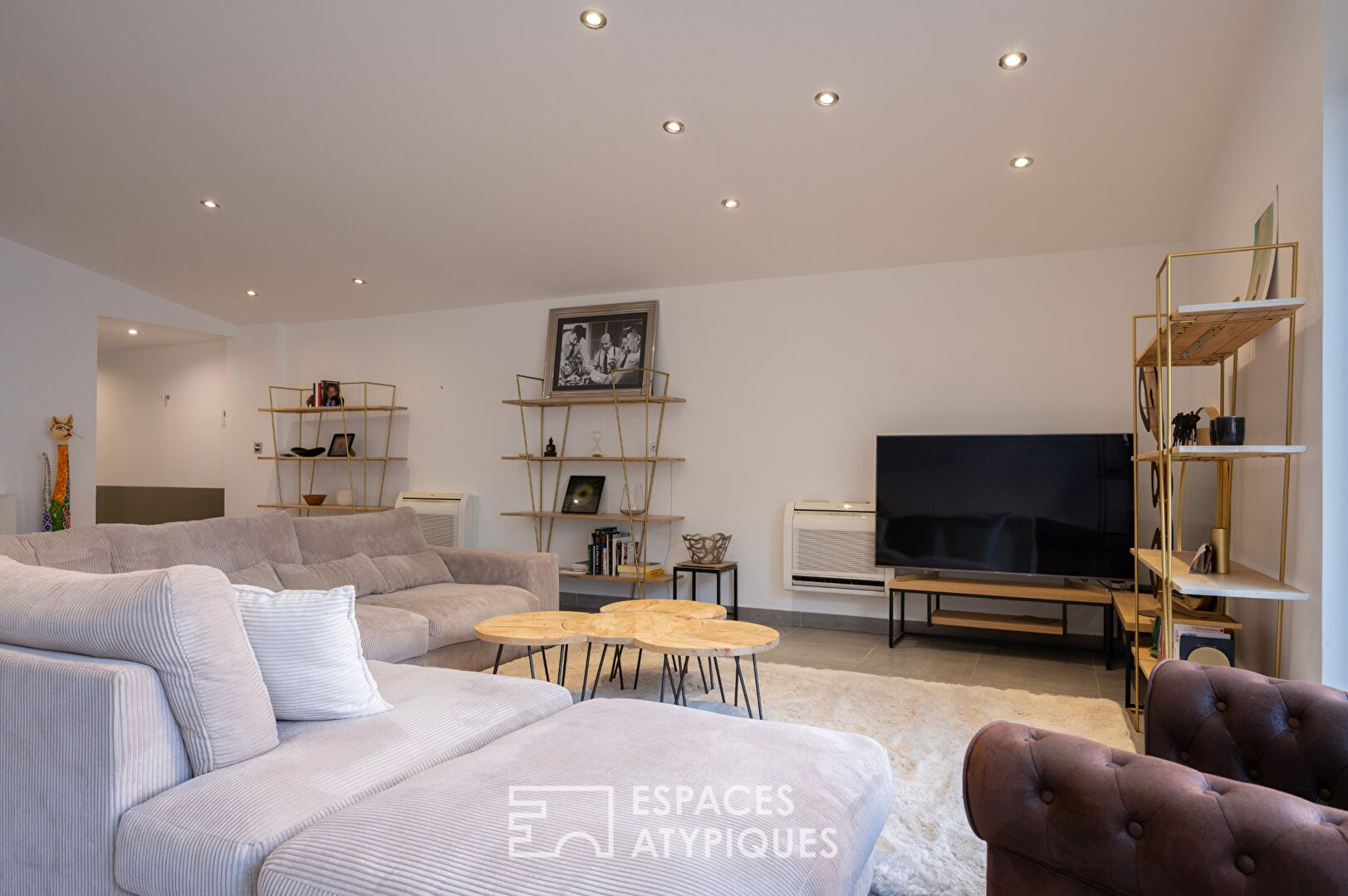 Loft in a former sports hall with outdoor terrace, swimming pool and garage