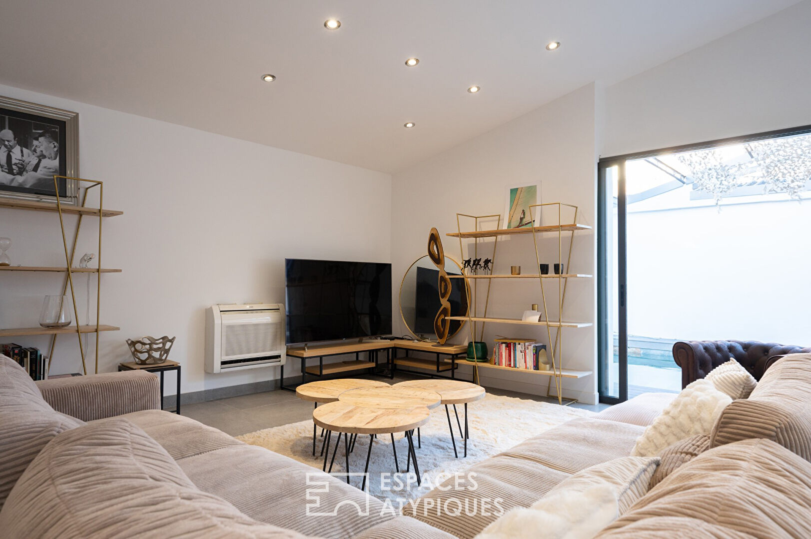 Loft in a former sports hall with outdoor terrace, swimming pool and garage