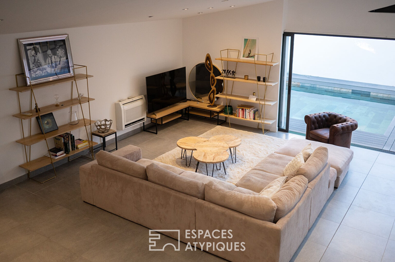Loft in a former sports hall with outdoor terrace, swimming pool and garage