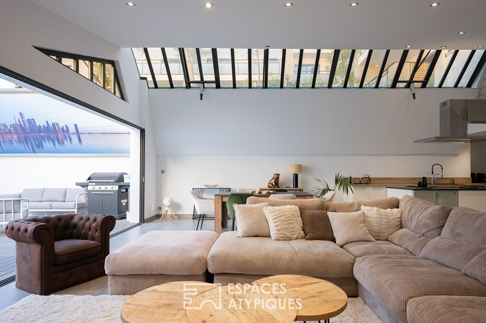 Loft in a former sports hall with outdoor terrace, swimming pool and garage