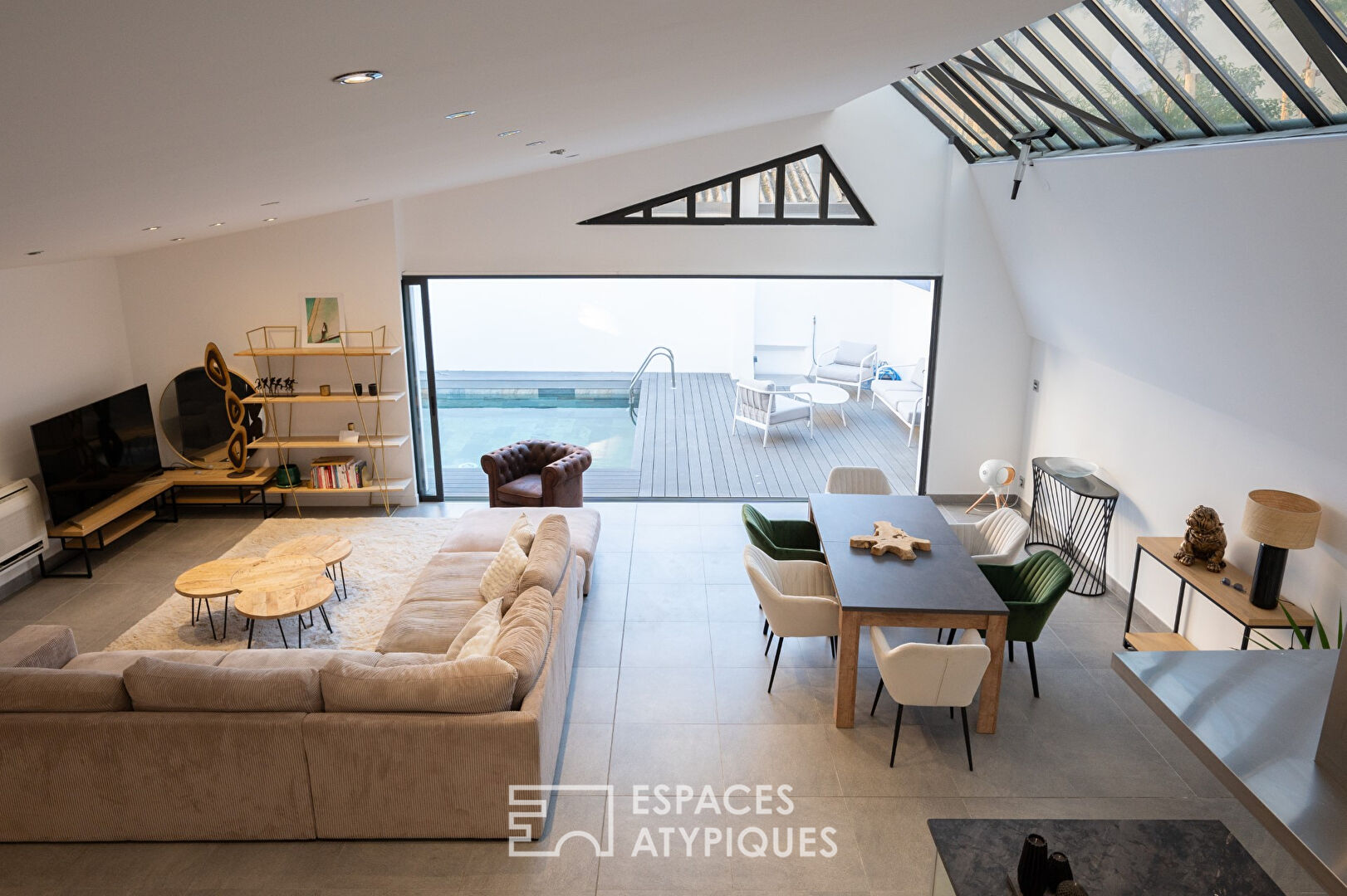 Loft in a former sports hall with outdoor terrace, swimming pool and garage