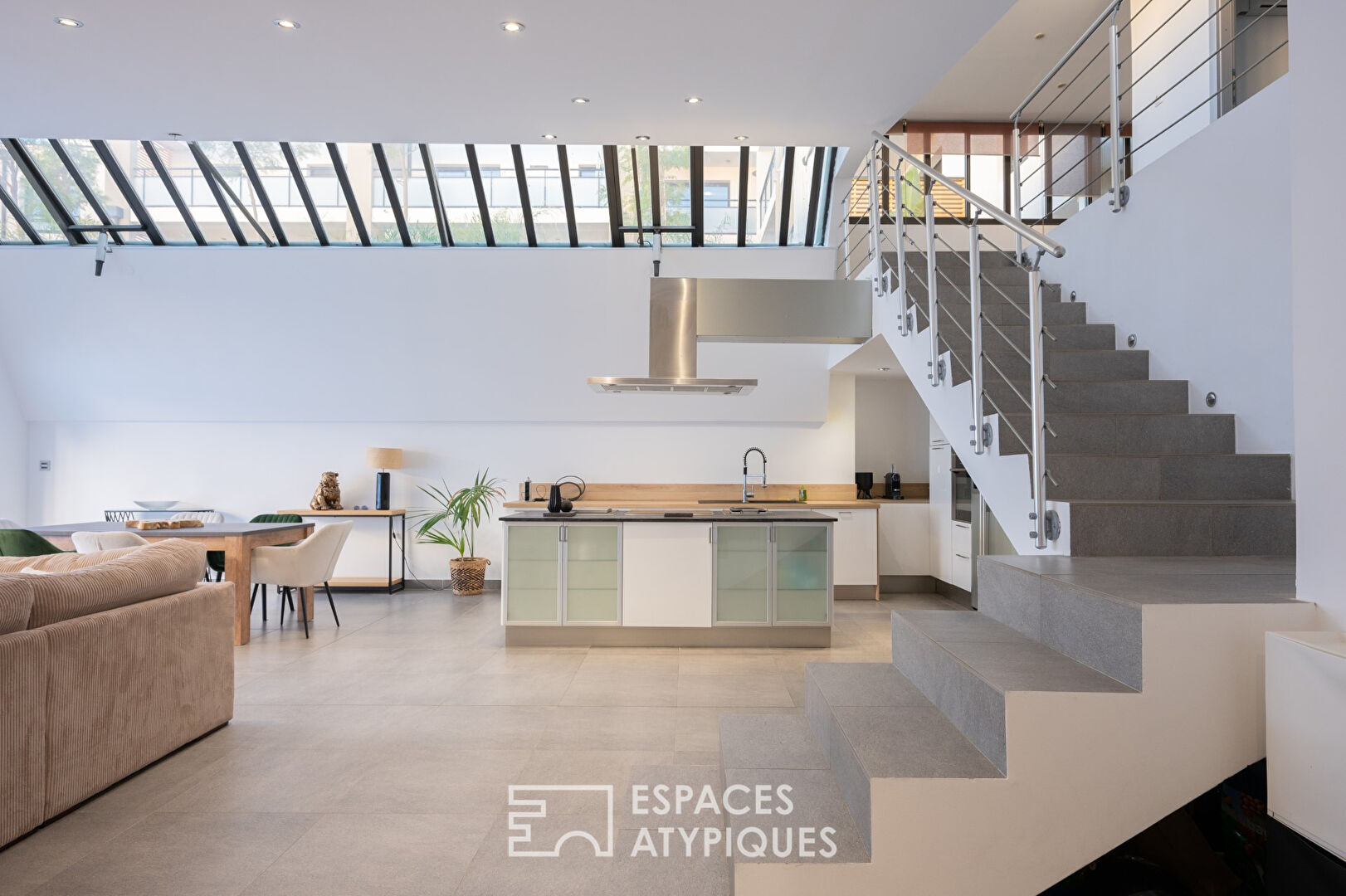 Loft in a former sports hall with outdoor terrace, swimming pool and garage