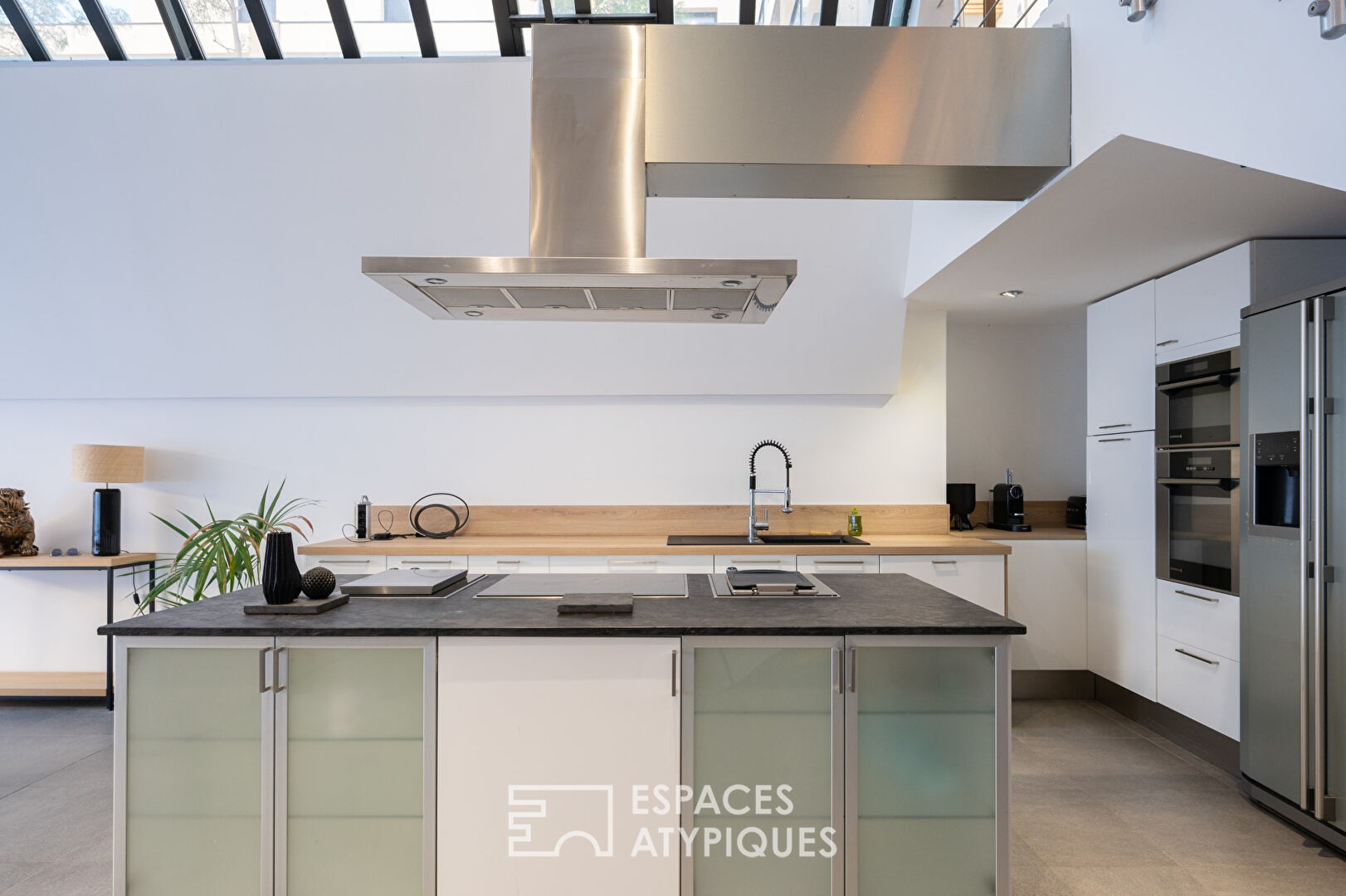 Loft in a former sports hall with outdoor terrace, swimming pool and garage