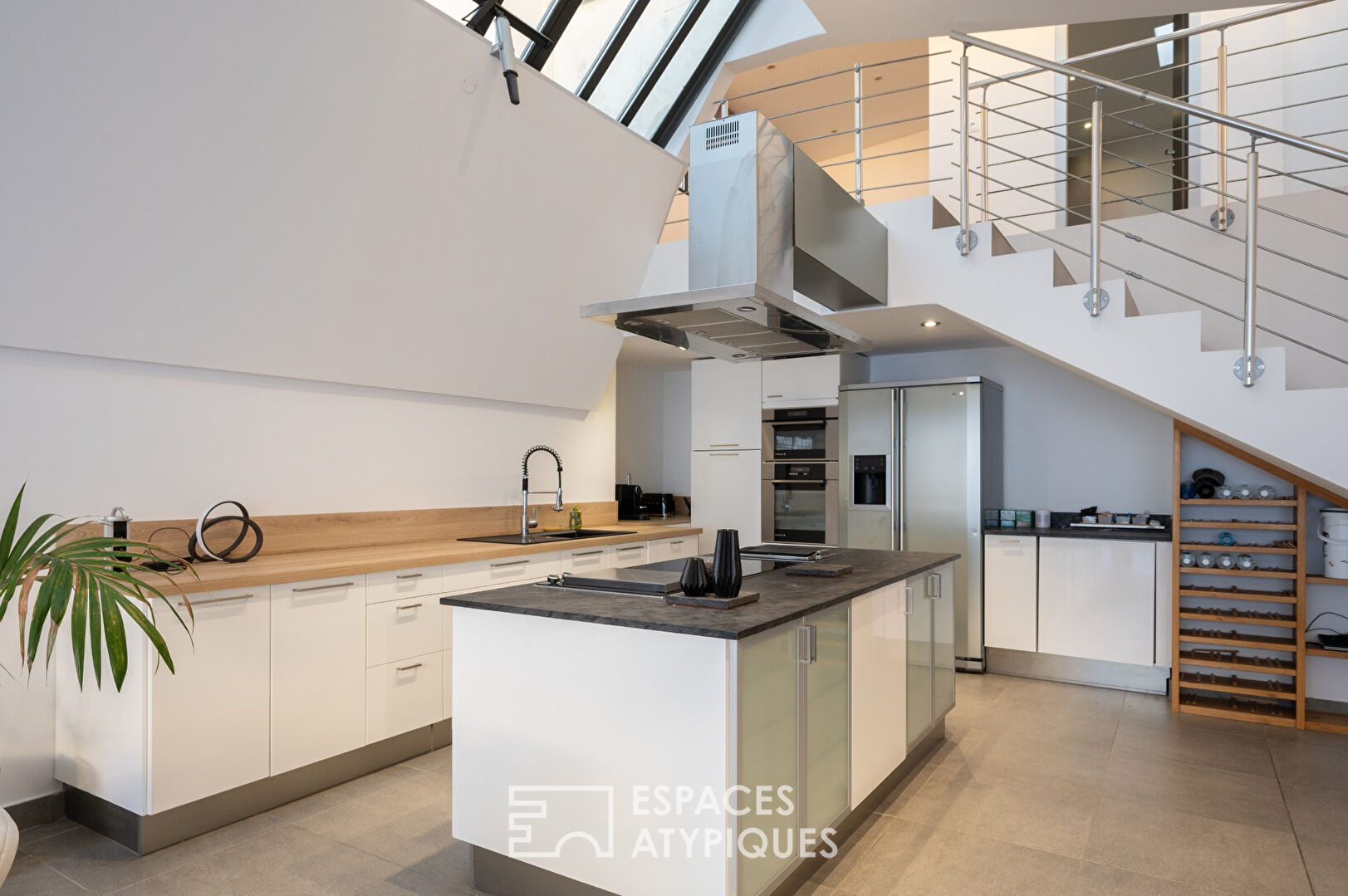 Loft in a former sports hall with outdoor terrace, swimming pool and garage