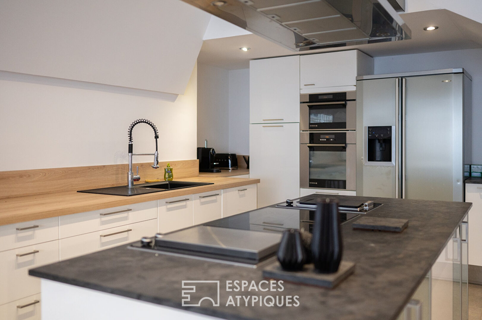 Loft in a former sports hall with outdoor terrace, swimming pool and garage