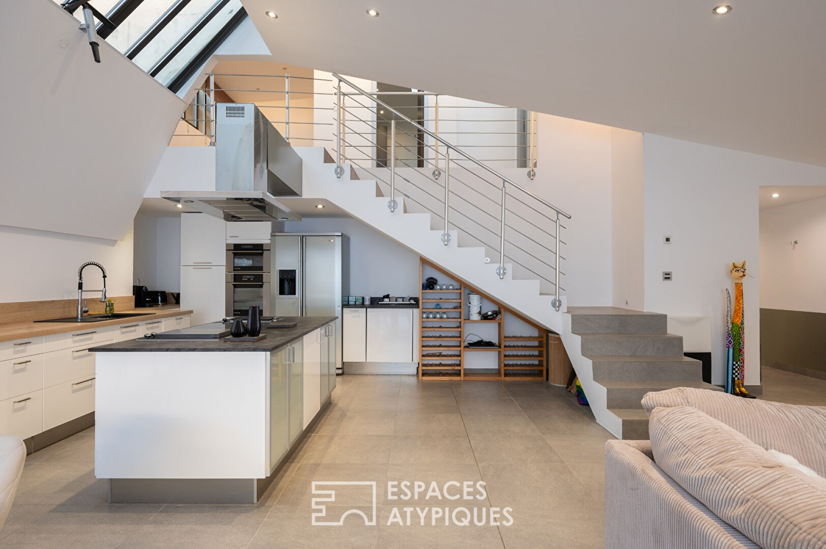 Loft in a former sports hall with outdoor terrace, swimming pool and garage