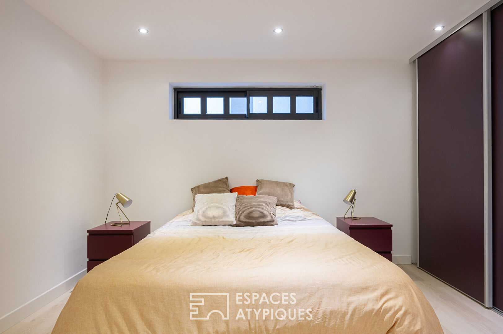 Loft in a former sports hall with outdoor terrace, swimming pool and garage