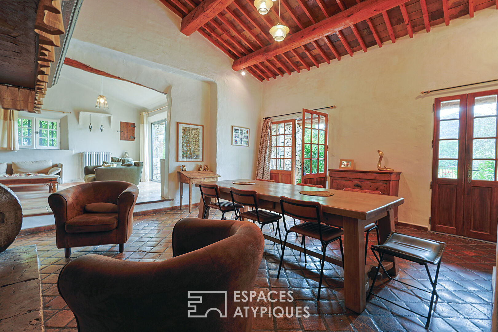 Charme et Authenticité pour cette Maison en pierre aux allures de bergerie en Provence verte