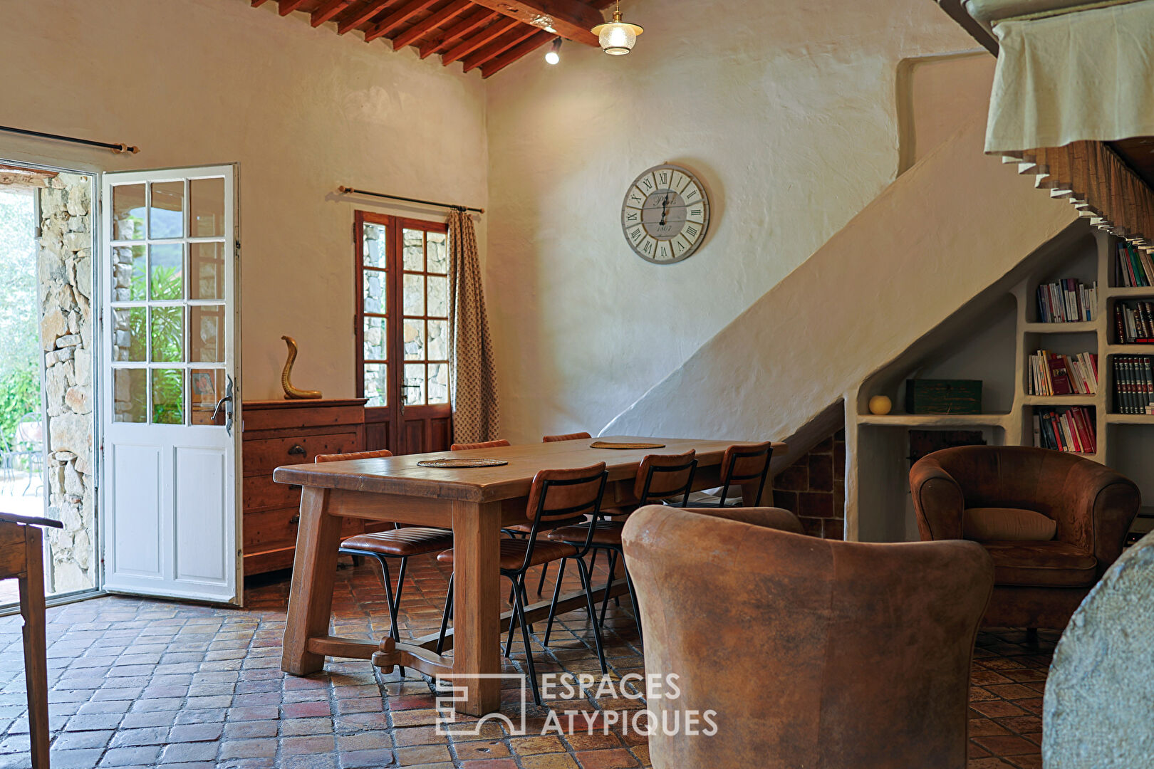 Charme et Authenticité pour cette Maison en pierre aux allures de bergerie en Provence verte