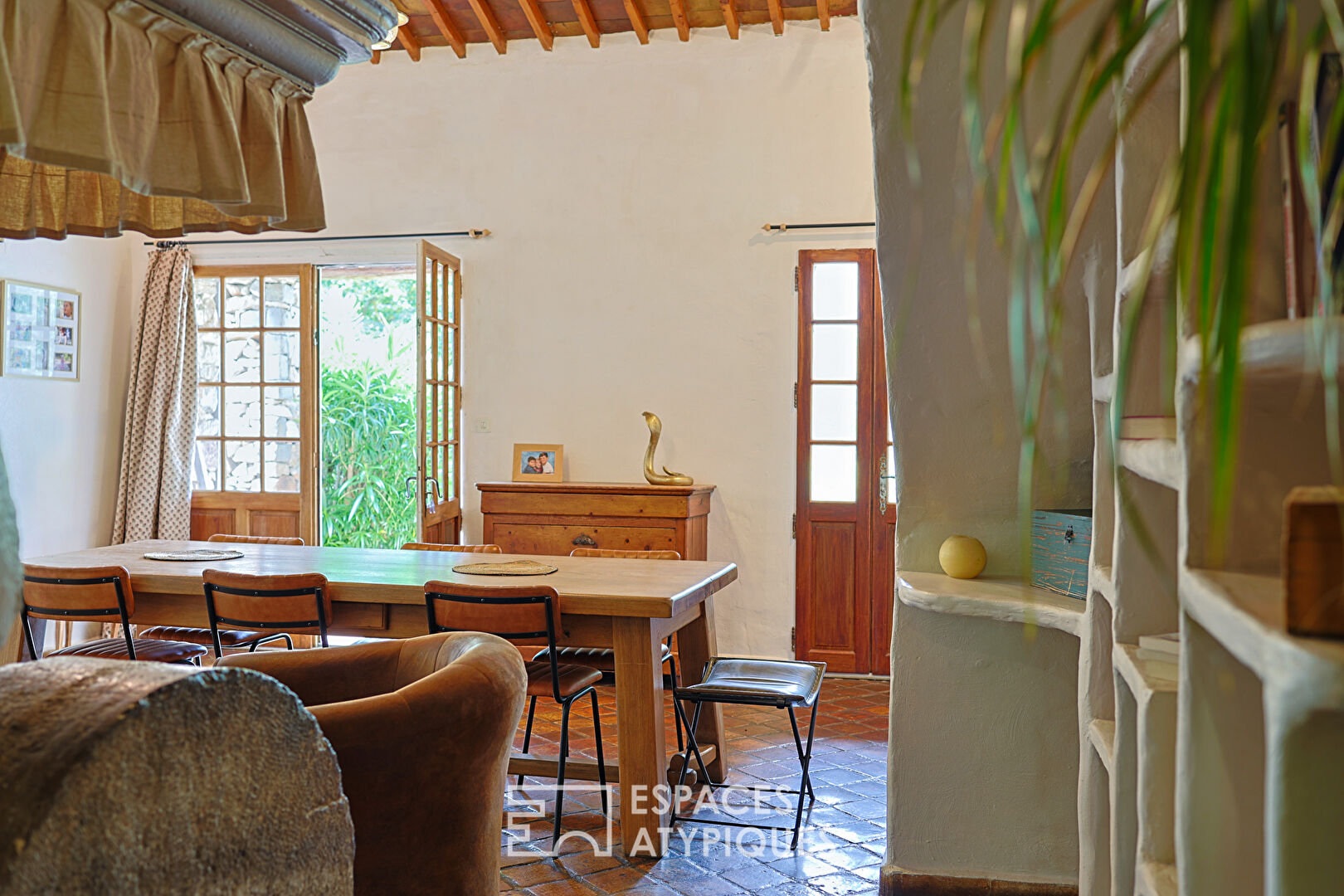 Charme et Authenticité pour cette Maison en pierre aux allures de bergerie en Provence verte