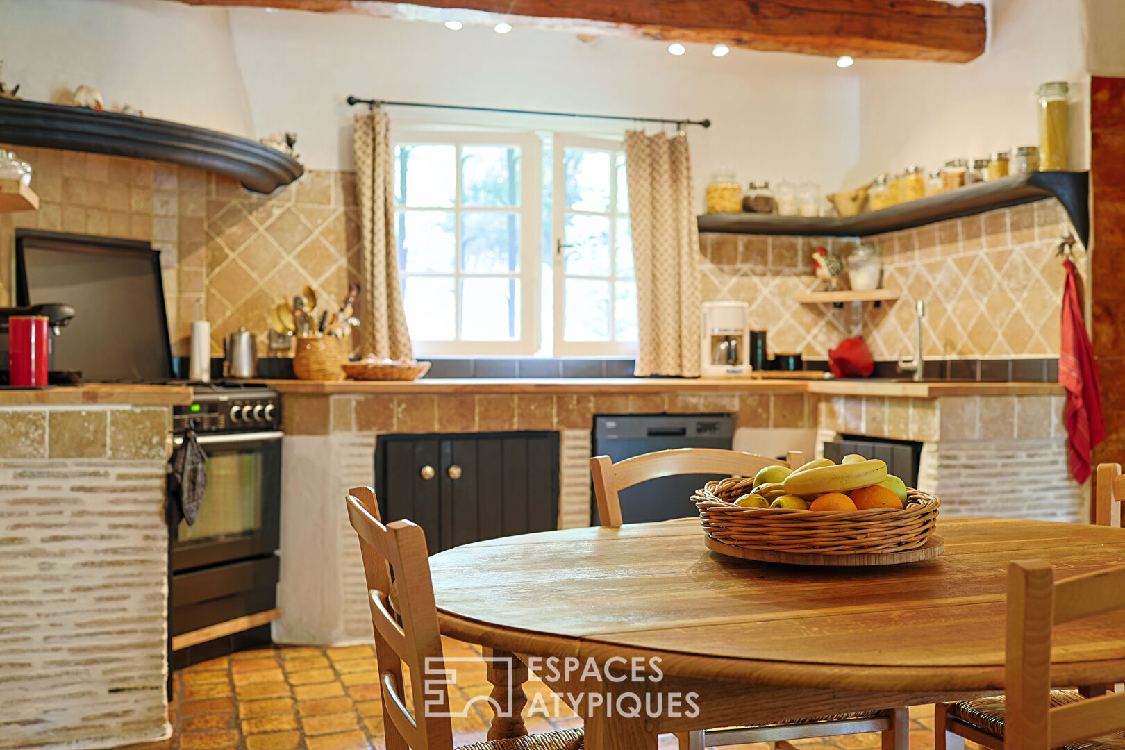 Charme et Authenticité pour cette Maison en pierre aux allures de bergerie en Provence verte